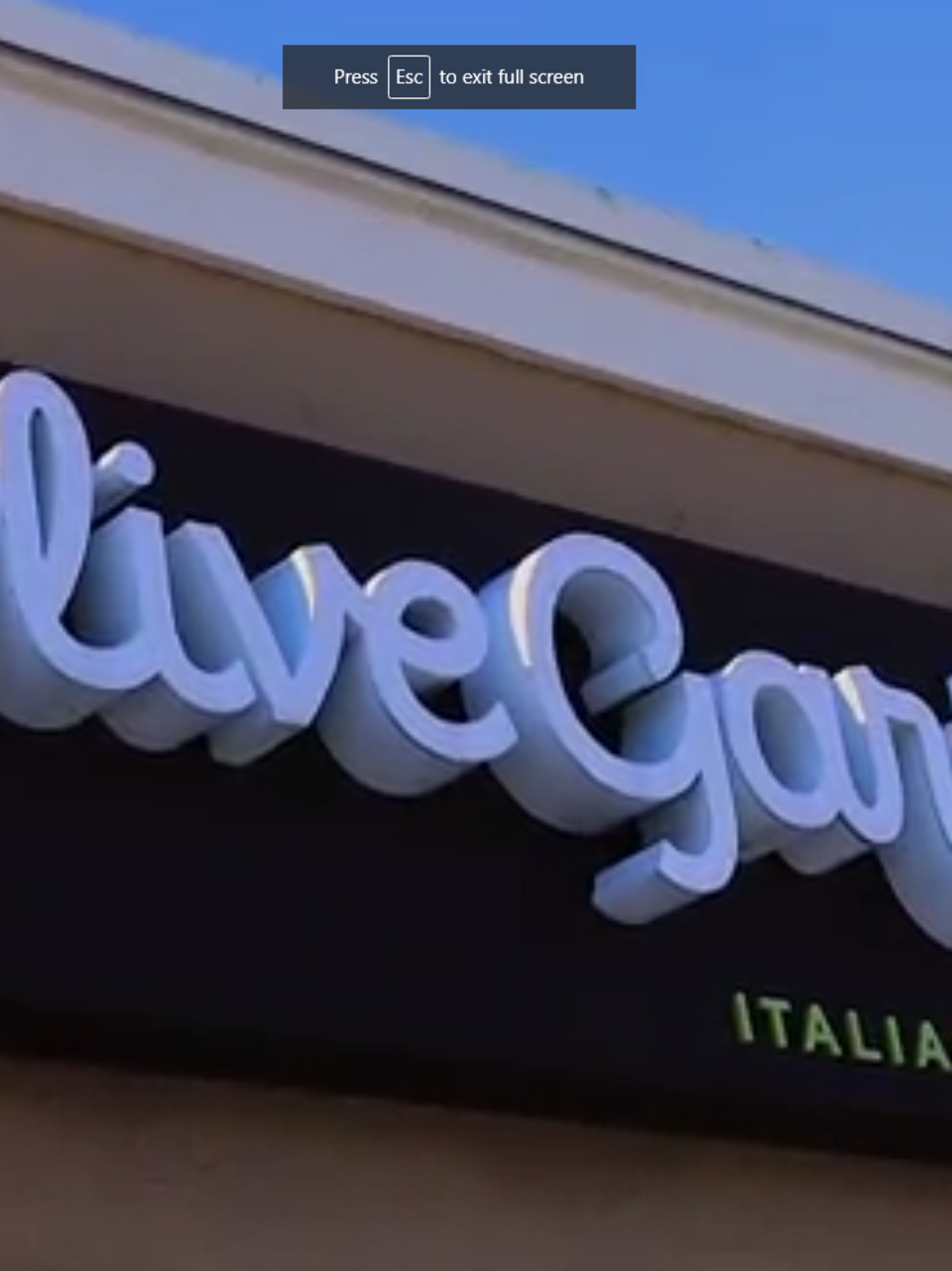 Worker Olive Garden Customer Demanded And Got White Server Wics