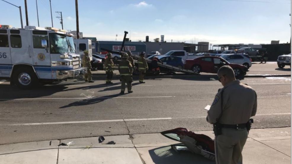 Three people injured in crash on Rosedale Highway and Mohawk Street KBAK