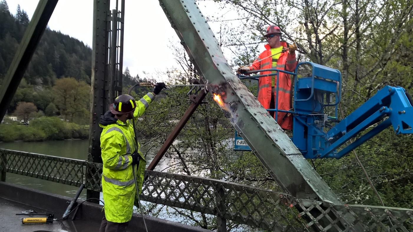 Crew works to straighten damaged steel on Scottsburg Bridge | KMTR1402 x 788