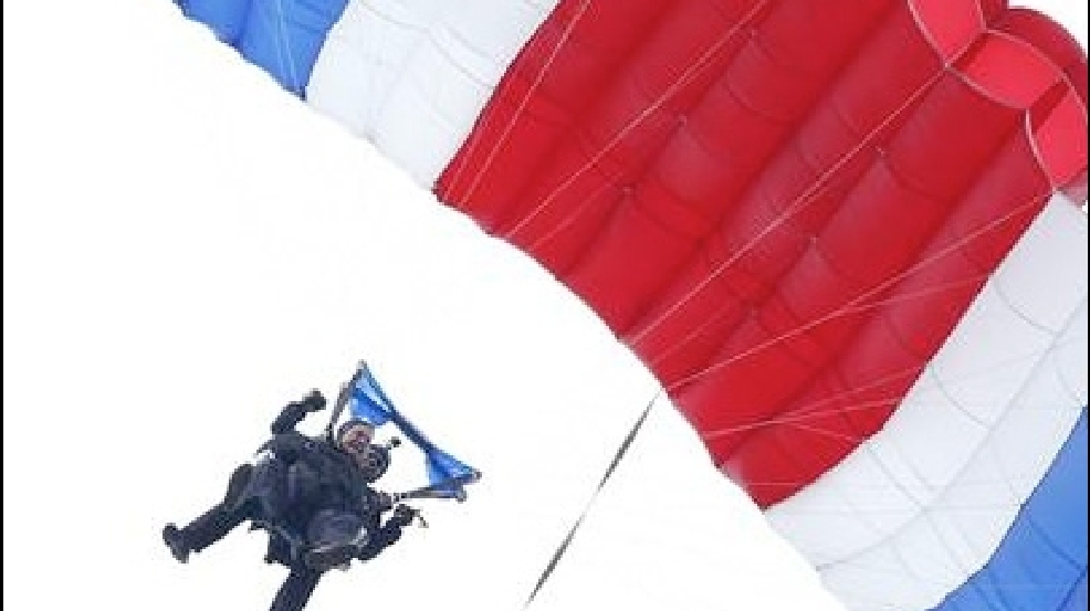 140612_george_bush_skydive.jpg