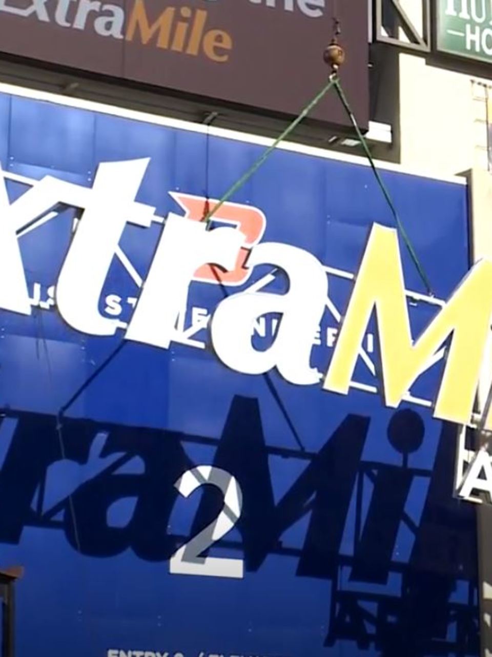 Watch Extramile Lifts New Arena Sign Into Place At Boise State Kboi
