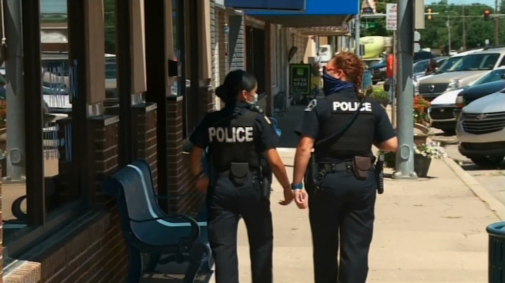 Valley Center Police reward citizens for safety KSAS