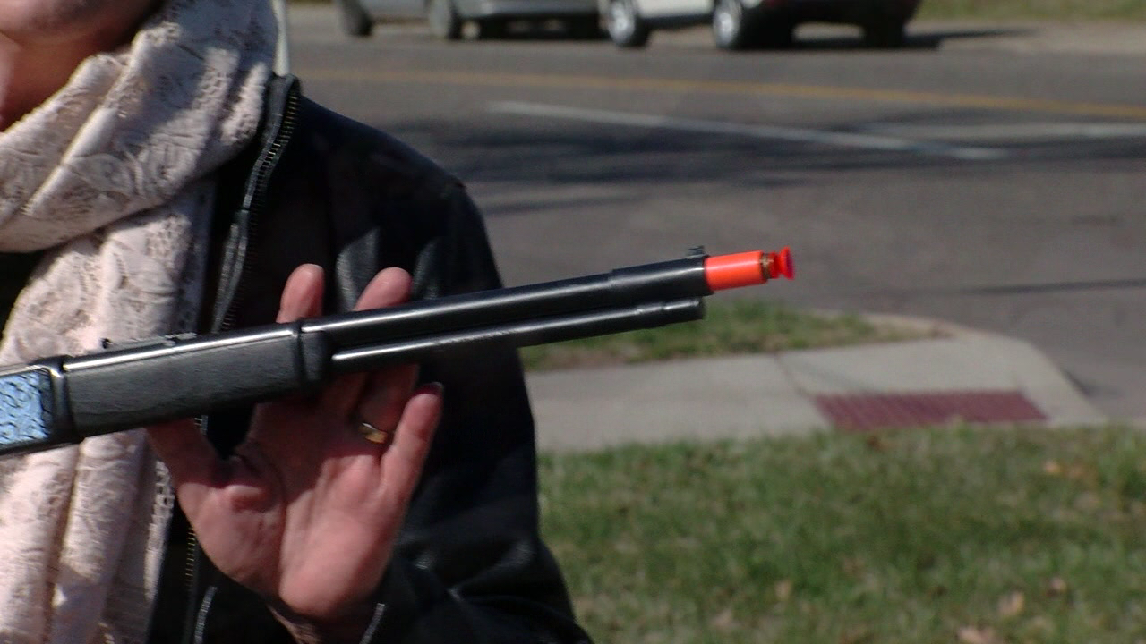 Police warn that orange tips no longer mean "toy gun" WSYX