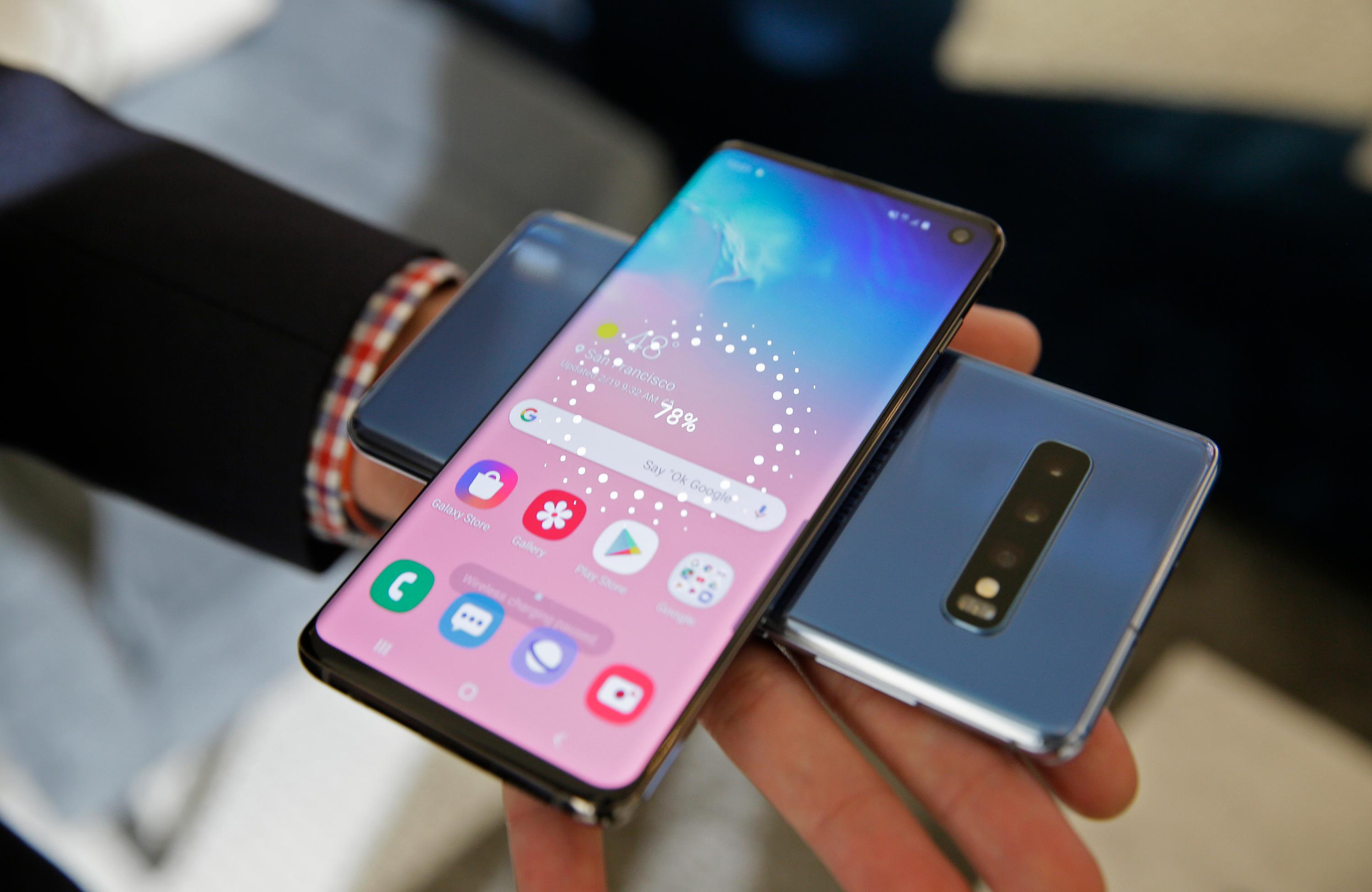 galaxy s10 smartphones is demonstrated during a product previw